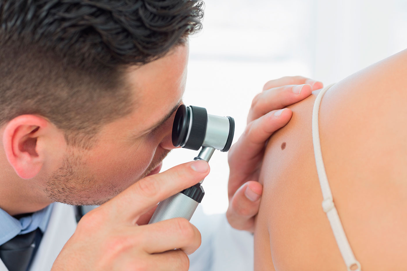 La administración de inmunoterapia previa a la terapia dirigida mejora notablemente la supervivencia de pacientes de melanoma avanzado.